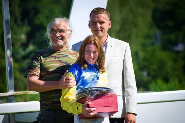 Šampionát se dramatizuje, Andrésová jde do čela