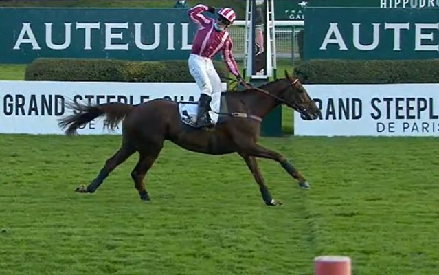 Závěrečné francouzské překážkové vrcholy v Auteuil