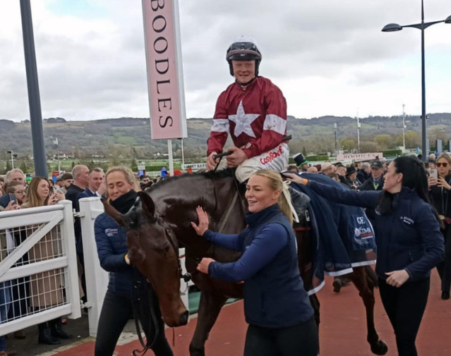 Kdo je sakra Sam Ewing?